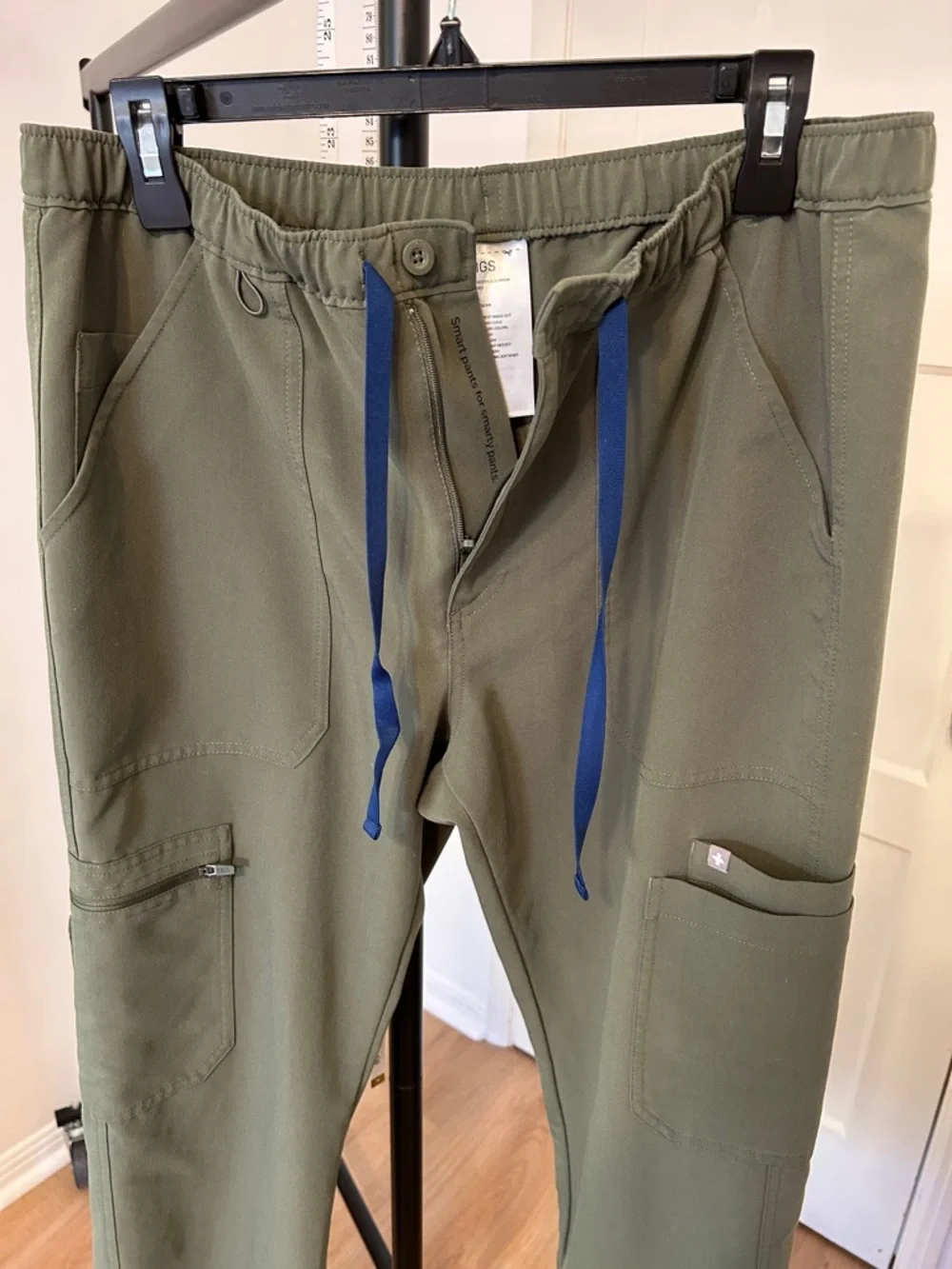 Figs Men’s Cairo Cargo Scrub Pants. Size Large/Short. 28” inseam. Color: Moss